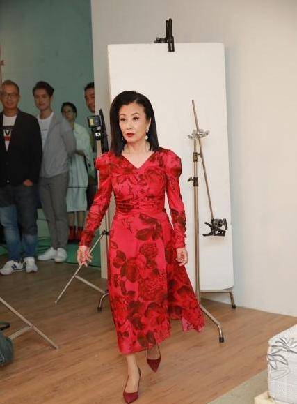 设计 73岁汪明荃保养真好，穿印花裙像50岁出头，和罗家英合照像父女俩