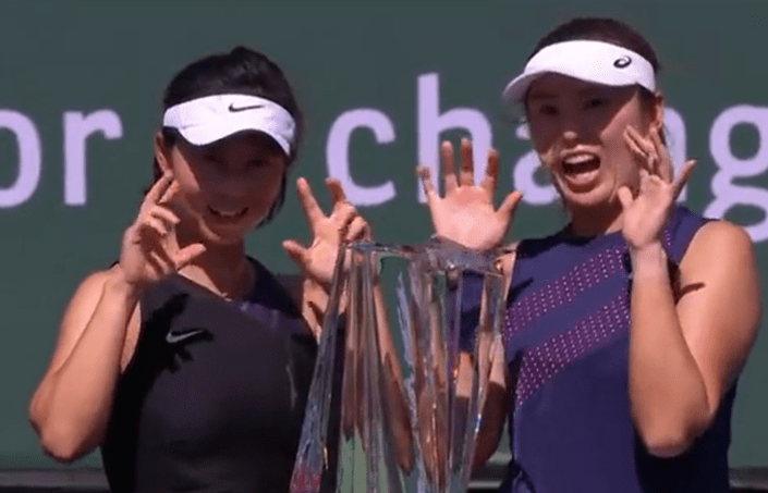 女网|恭喜！中国女网在美国捧杯，狂秀英语球迷鼓掌，美网官方祝贺