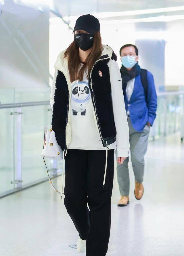 整体 关晓彤路透生图流出,羽绒服叠穿西装太时髦,身材在人群中好出众