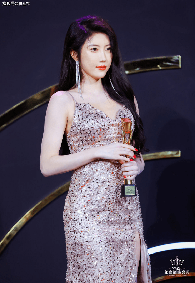 美女云集亮眼红毯秀,yy2021年度盛典落幕,启动正能量炬光联盟_直播