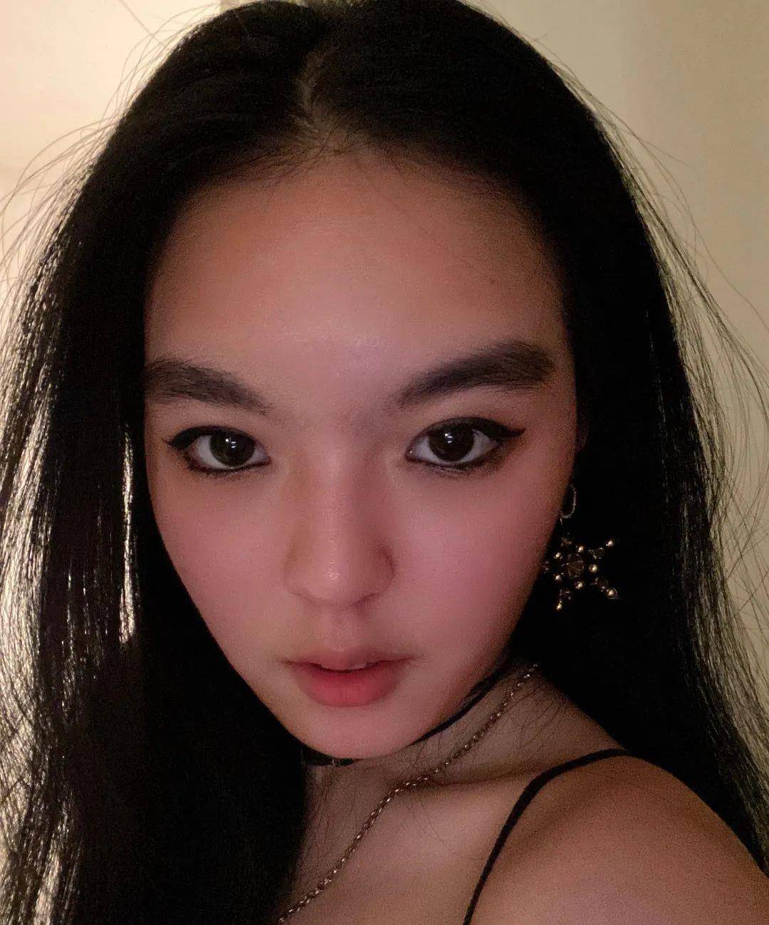 身材 李咏18岁女儿时尚过头，穿抹胸吊带露半截蛮腰，腰部纹身显成熟