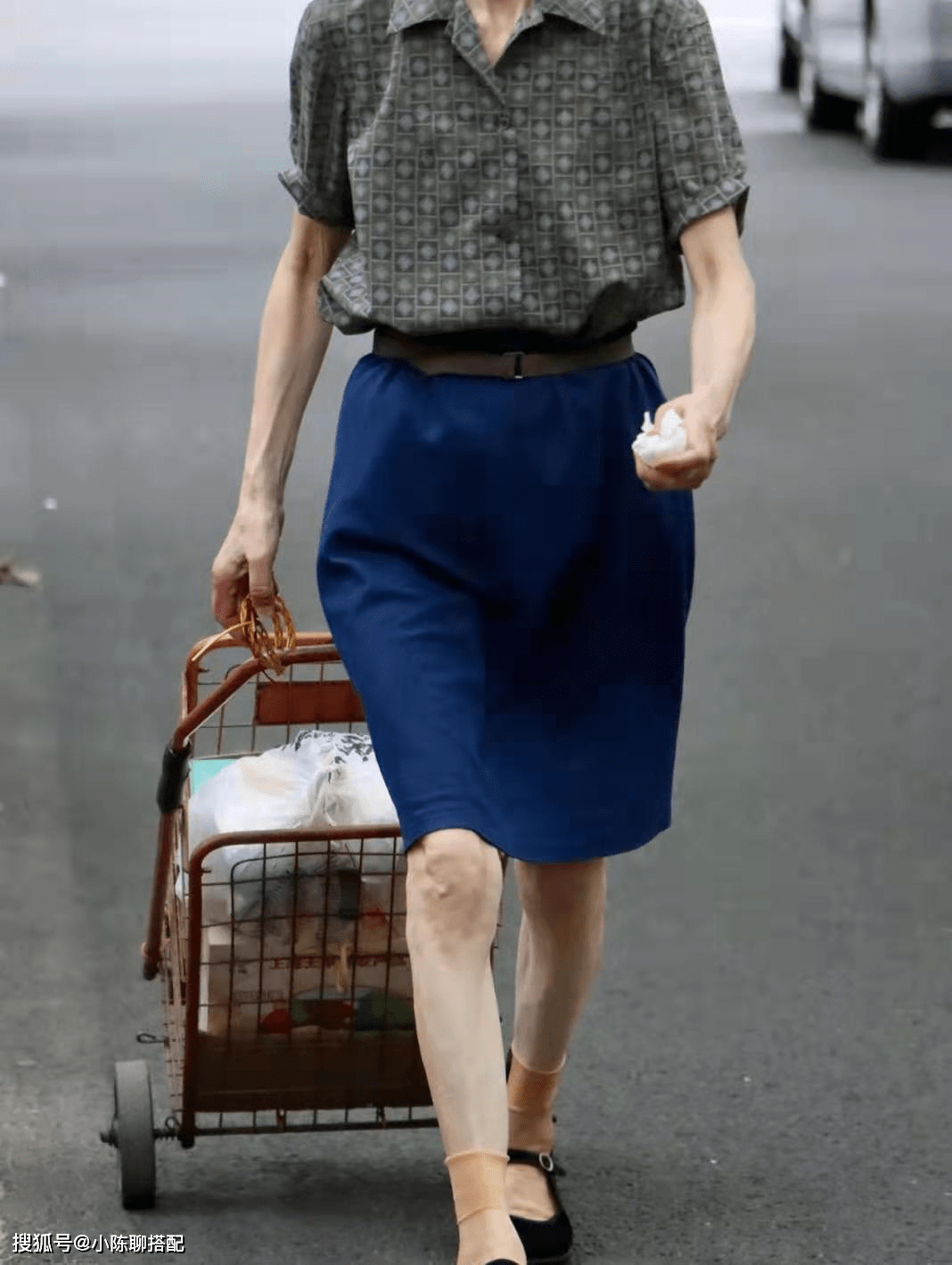 显得 这是我见过最有风骨的奶奶，90岁打扮简洁素净，比时尚奶奶还优雅