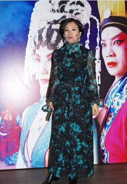 设计 73岁汪明荃保养真好，穿印花裙像50岁出头，和罗家英合照像父女俩