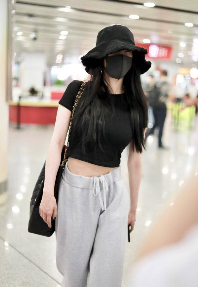 身材 杨幂低调露面，166cm穿S码长裤尽显23岁身材，“蚂蚁腰”美得真实