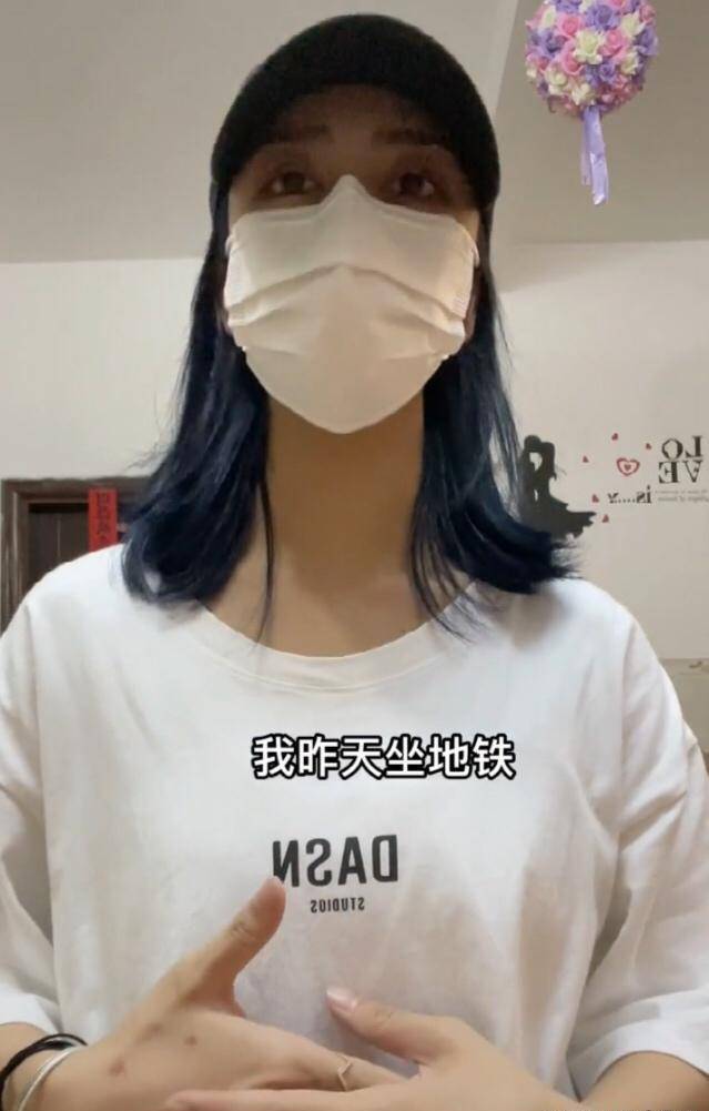 阿婆 广东广州，女子穿露腿牛仔裤乘地铁，被阿婆训斥：难看死了