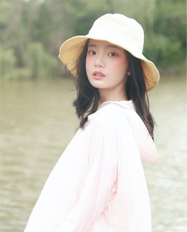 发型春天戴帽子时,这样来弄发型、化脸妆,既精致好看,又时髦显脸小