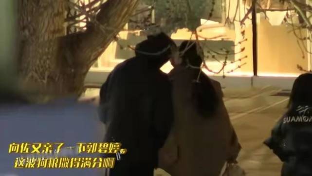 设计 向佐全家出游！郭碧婷当街送香吻秀恩爱，向太穿花棉袄抽烟真霸气