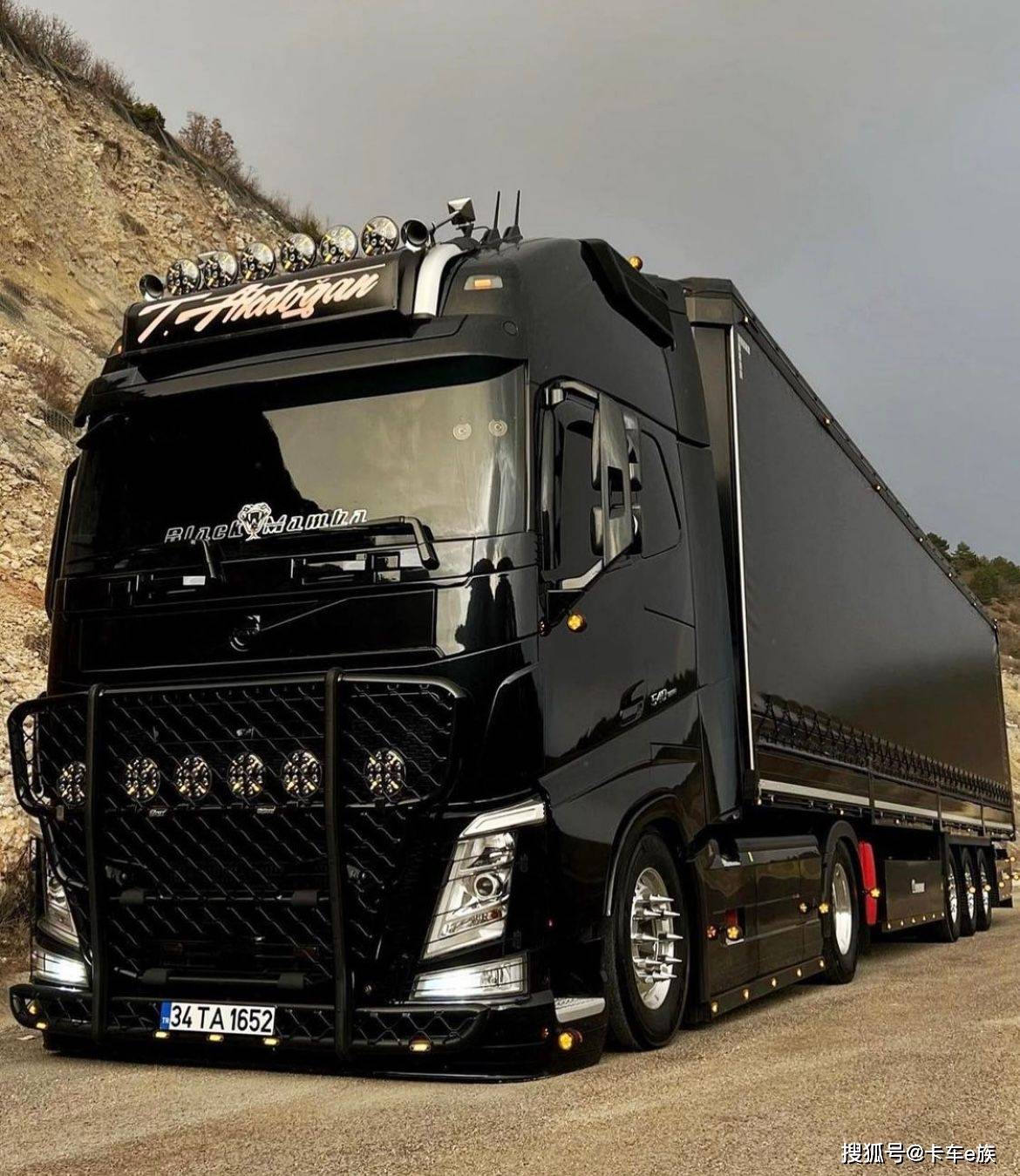 围观沃尔沃高颜值卡车低趴范异形灯可惜只在国外出售