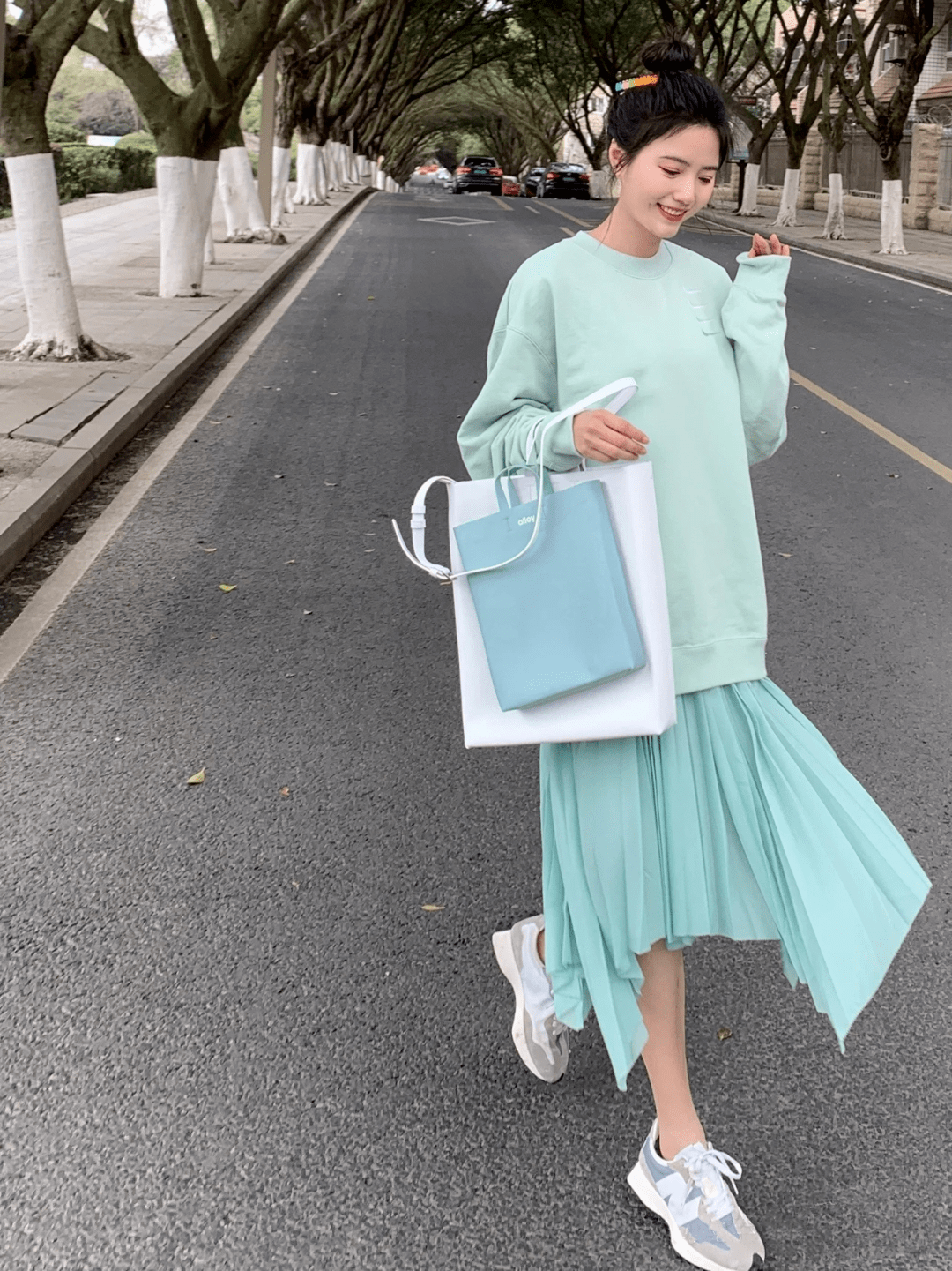 整体 卫衣+裙子的10种搭配,时髦又减龄