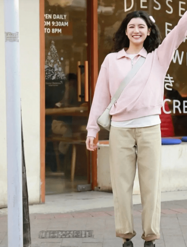 卫衣 春天穿卫衣，要搭对“裤子”才好看！这样穿时髦减龄又有高级感