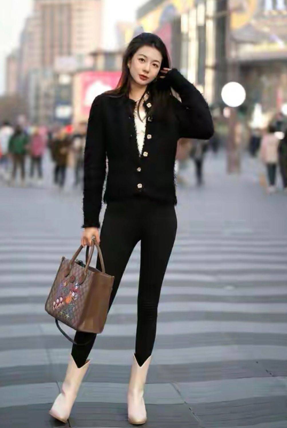 袜子 女人到中年别玩“下身失踪”了，不得体！换这3种穿法才优雅得体