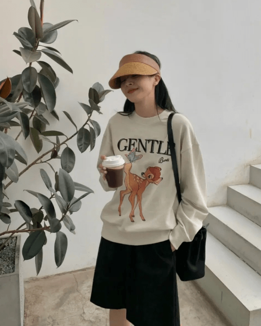 卫衣 春天穿卫衣，要搭对“裤子”才好看！这样穿时髦减龄又有高级感