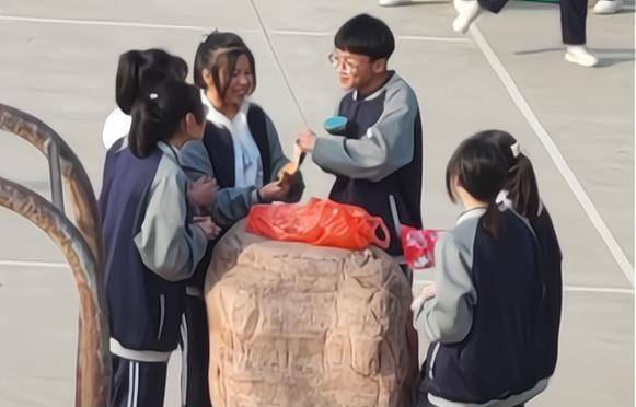 同学|体育课上,5位女生围着1名男生有说有笑,旁边4名男生羡慕不已