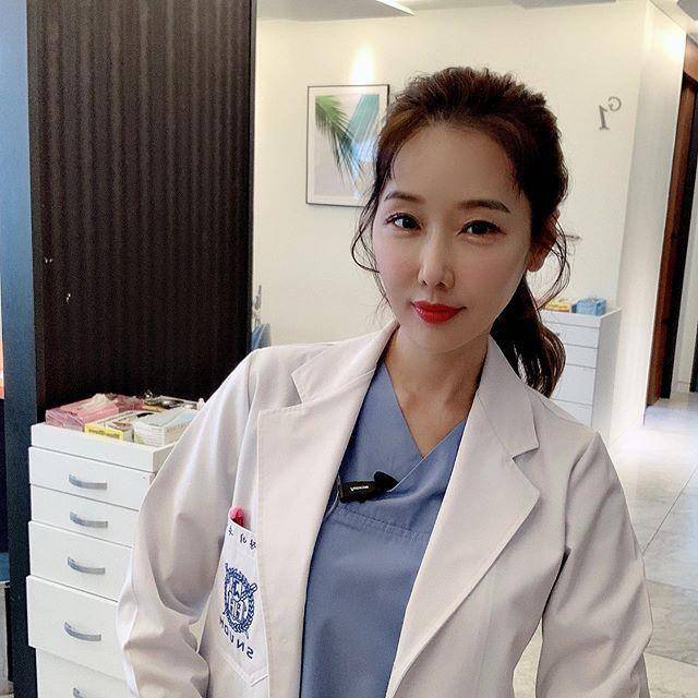 照片上的阿姨名叫李素珍,你一定不会想到她今年已经50岁了,但是她依然