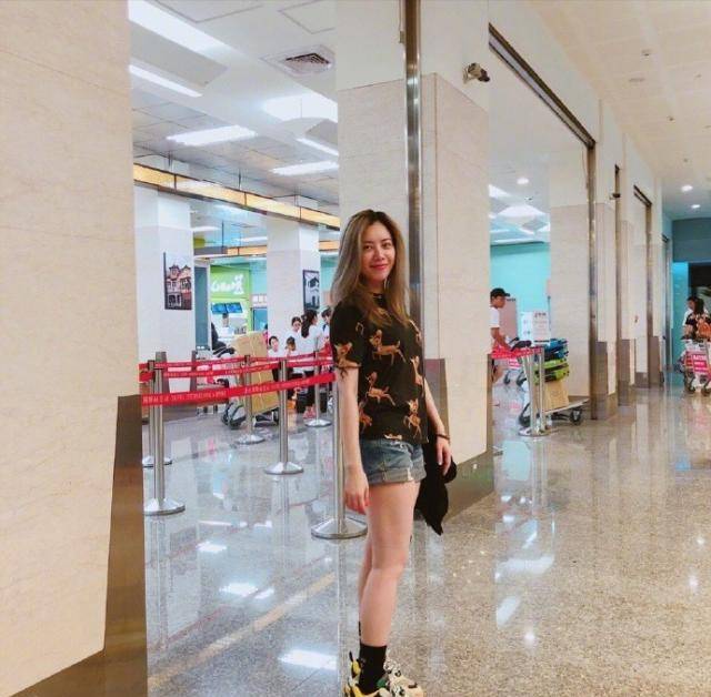 女神 41岁徐怀钰重现往昔,穿短裤嫩回18岁,当年的她可是像极了王菲