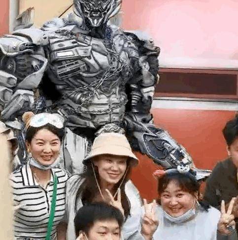 现实|同游环球影城，现实中的张小斐太瘦，贾玲却不改喜剧人本色