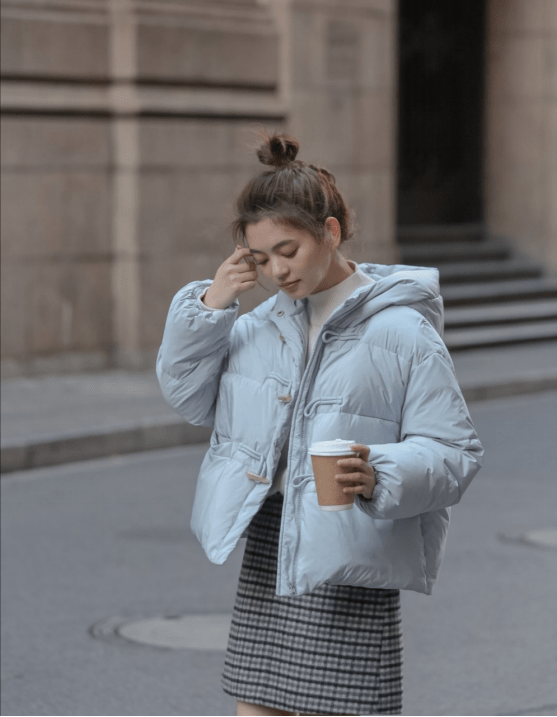 一,搭配半身裙那么短款羽绒服怎么搭配才更好看呢?