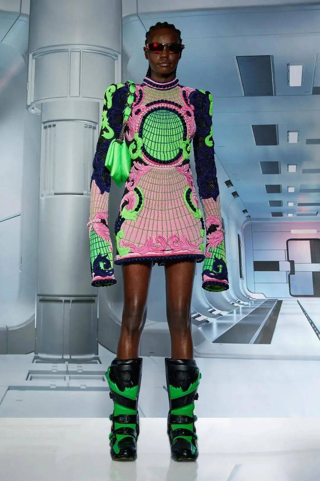 设计 走进“未来主义时尚”……