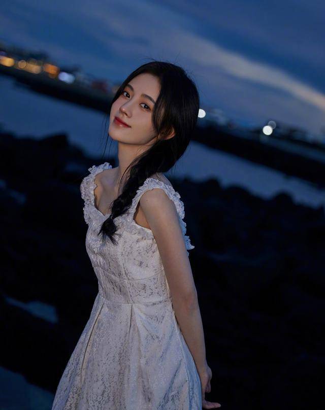 仙女 166cm李艺彤和159cm鞠婧祎,同是白色吊带裙,不是腿长就能赢!