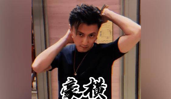 谢霆锋后台玩蝴蝶梳的样子,真的很像反派!