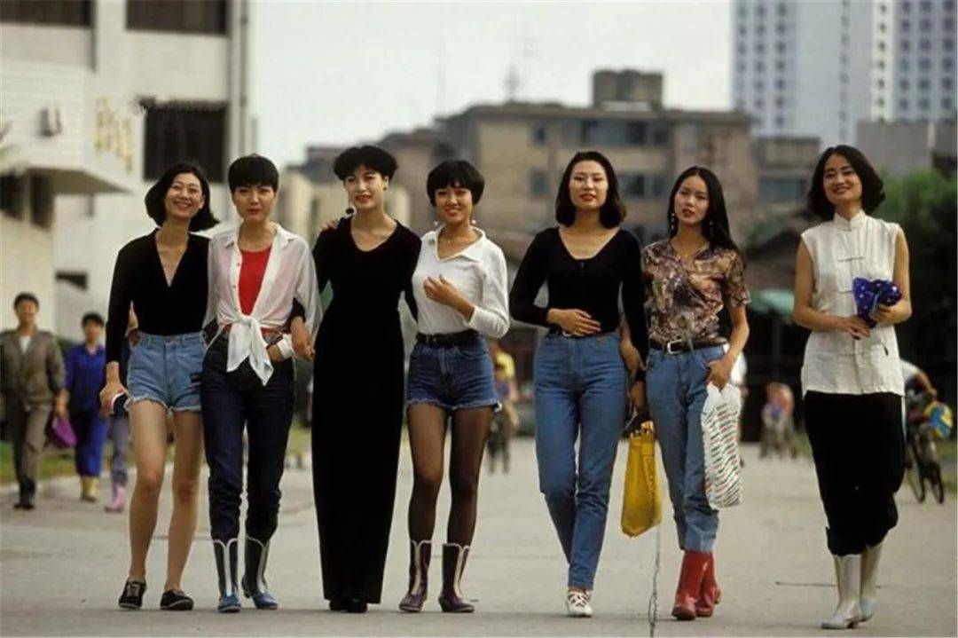 改革的加深和中国城市建设的高速增长,当时的女性的流行服装可谓是