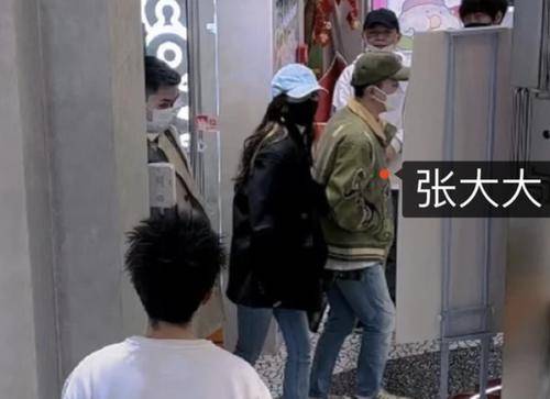 关系 杨幂被粉丝拍到现身商场，和张大大一起出门游玩，大长腿显露无疑