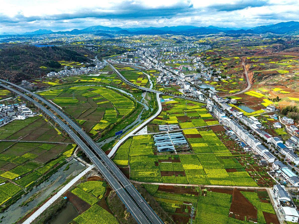 俯瞰346国道,麻安高速公路在竹山县麻家渡镇平行交织,构成交通网,美丽