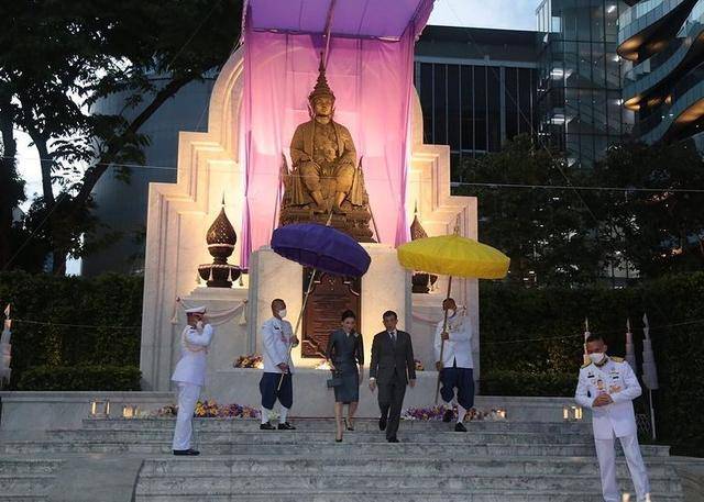 折扇苏提达陪伴泰王亮相，手摇折扇展现东方美，蓝色眼影好仙啊