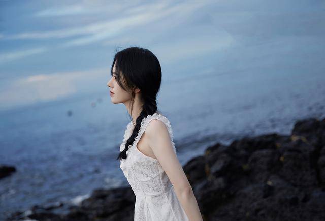 仙女 166cm李艺彤和159cm鞠婧祎,同是白色吊带裙,不是腿长就能赢!