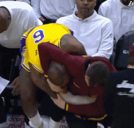 原创官方整活湖人晒詹皇隔扣后乐福锁喉报复配文别往心里去