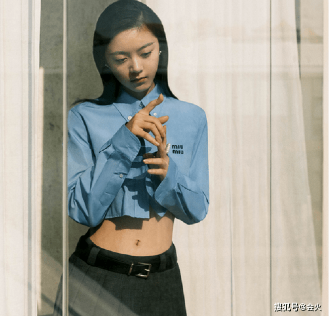 19岁赵今麦走性感路线 穿超短上衣秀细腰 腹部平坦太纤瘦 妹妹 造型 照片