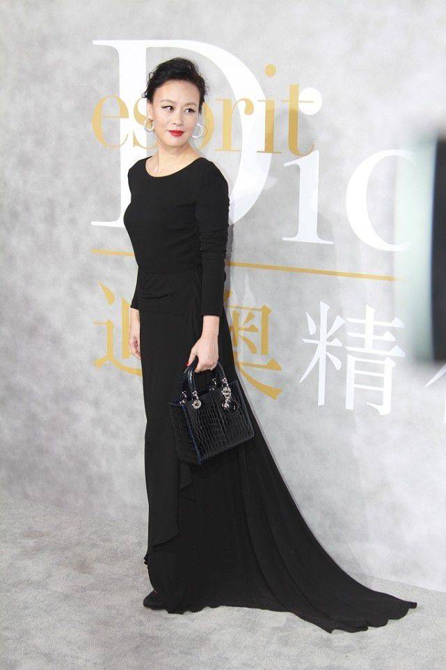 黑色 邬君梅的长相很大气,身穿镂空裙也挺高级的,发型却有些显老了