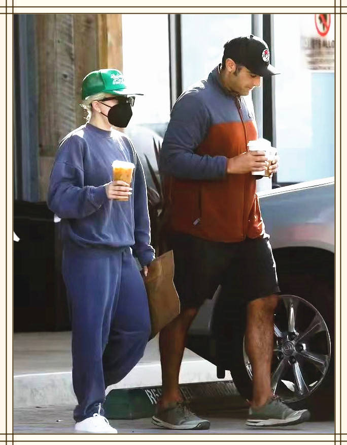 个性 ladygaga终于正常了一回，穿休闲风携男友买饮料，运动装暴露身高