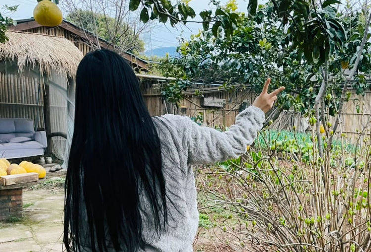 原创李子柒助理晒她新照高鼻梁大眼睛与之前颜值相差太大