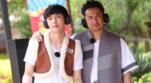 生活|张艺兴和师傅黄磊讨论“三十而立”,引起热议,也让人感动