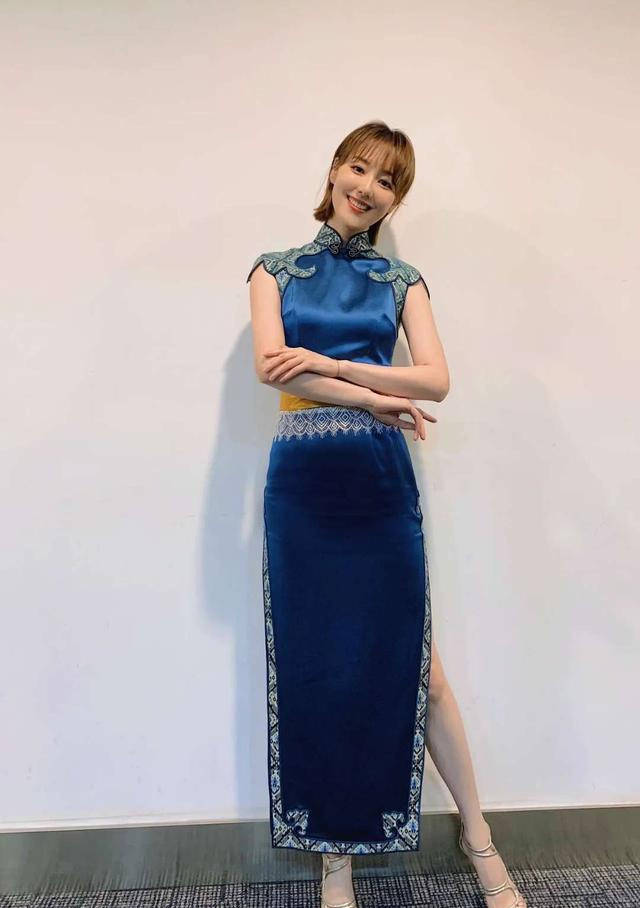 宫廷式的图案端庄典雅,长袍礼服不仅可以突出王冠的超模身材,可以高