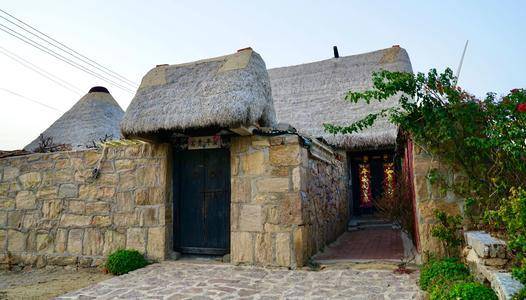 山东一小众古村，房顶由海草搭建，如同身在童话世界，人少冷清