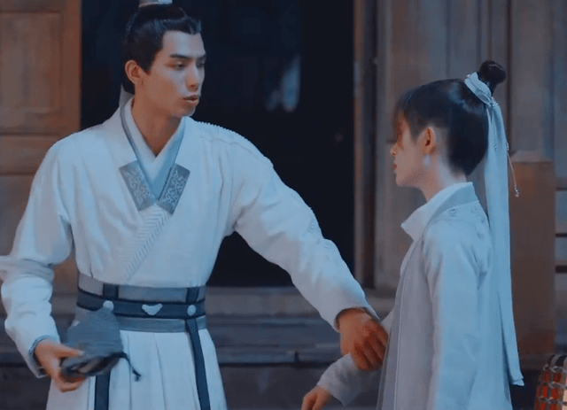 情节|烂梗配烂剧!女主遇男主必倒霉,摔倒必亲吻,女扮男装不能忍!!