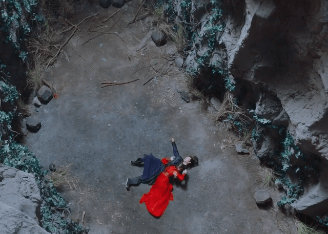 情节|烂梗配烂剧!女主遇男主必倒霉,摔倒必亲吻,女扮男装不能忍!!