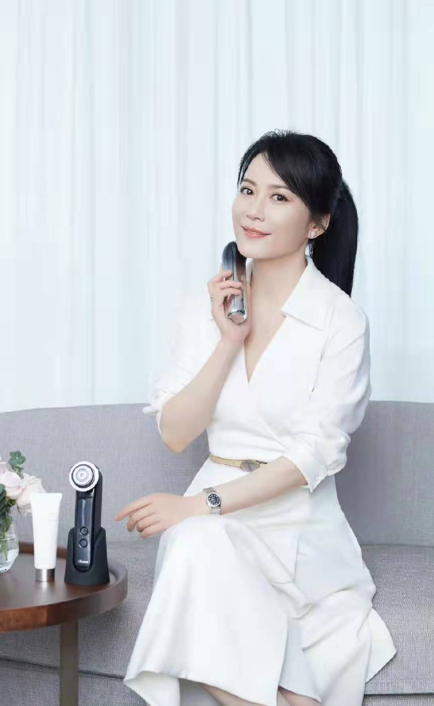 原创女神俞飞鸿穿白色连衣裙优雅到骨子里时尚高级又减龄