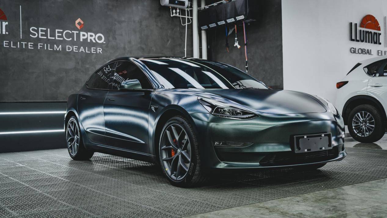 施工效果一览:颜色: 重金属墨玉绿车型: 特斯拉model3一起来看一下