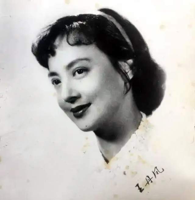 如《护士日记》中的简素华,《女理发师》中的华家芳,《春满人间》中的