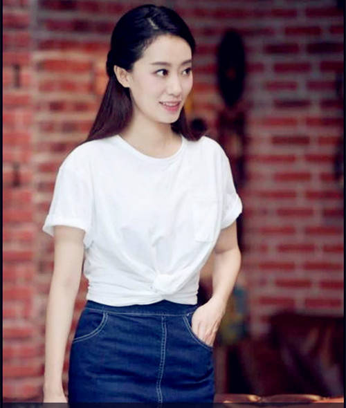 "相亲达人"张小斐亮相 简约白色走少女风 流苏裙子太碍眼