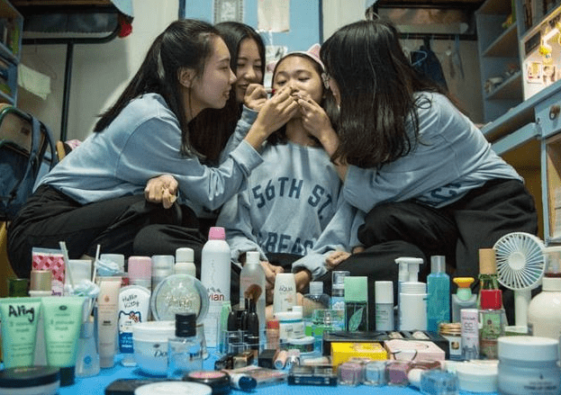 同学大学女生“妆前”和“妆后”对比,简直判若两人,网友:一个人?