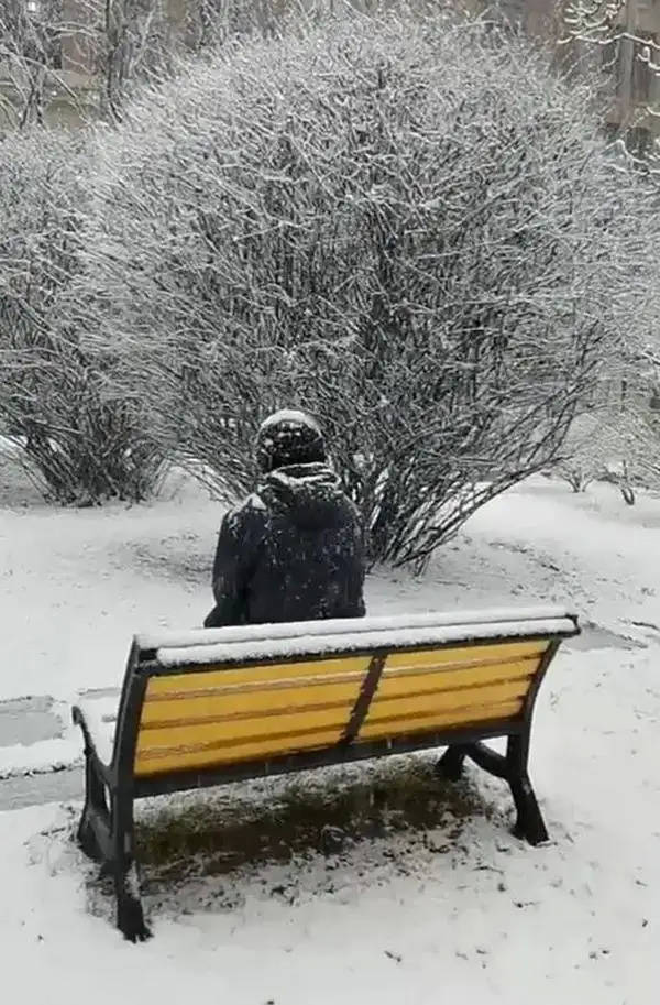 2022年3月19日,潘长江上传了自己独坐在大雪中的视频.