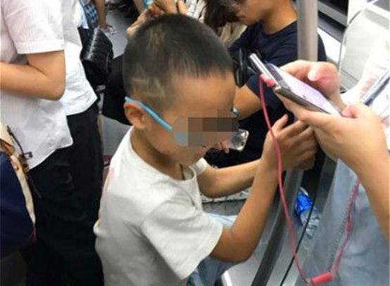 原创女子地铁上被熊孩子掀裙子男孩爸爸却毫不在意说他还是个孩子