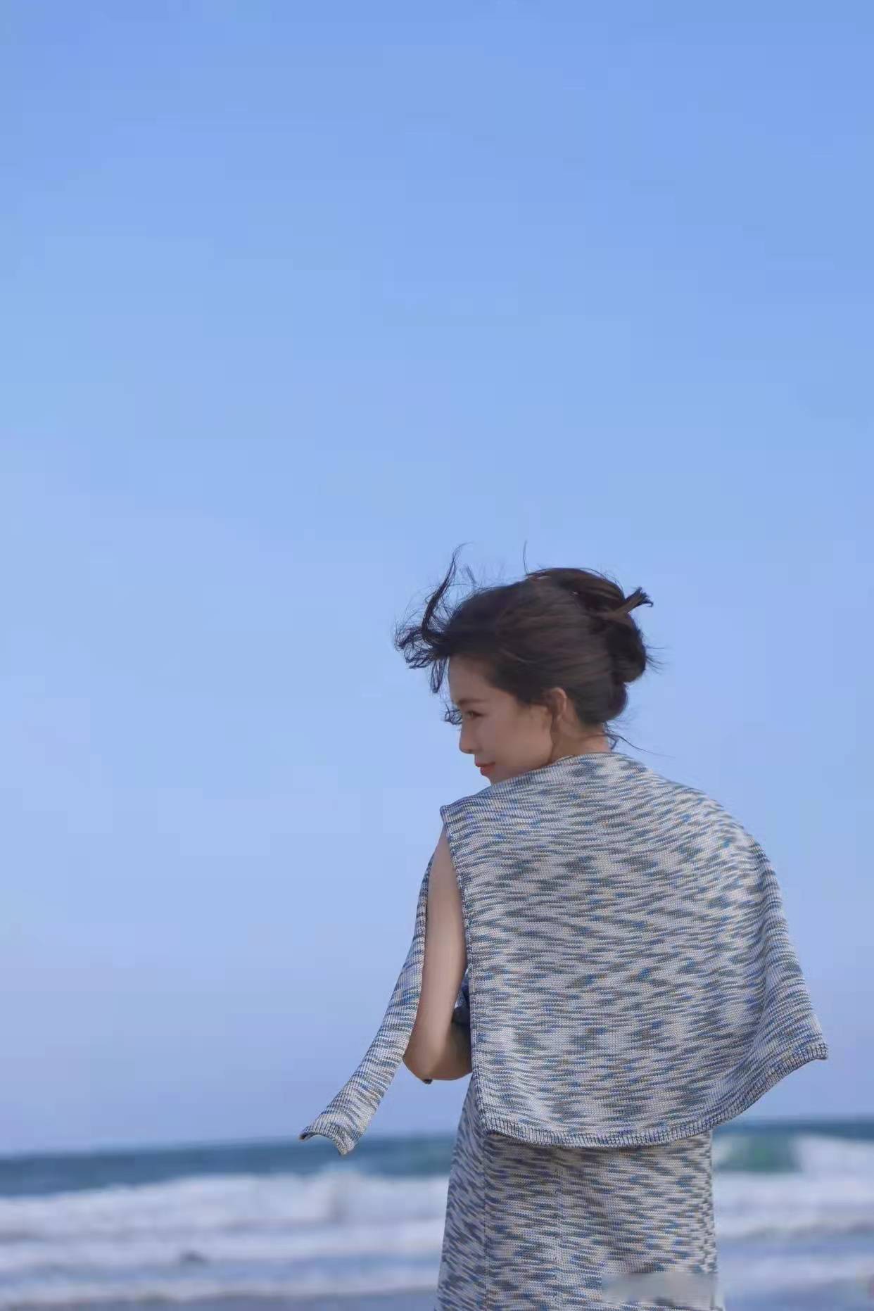 原创文咏珊海边写真极致温柔针织连衣裙加披肩柔情似水美到骨子里