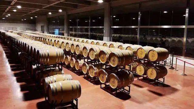 国产|让人看不懂的宁夏产区：一边卖酒庄，一边建酒庄！