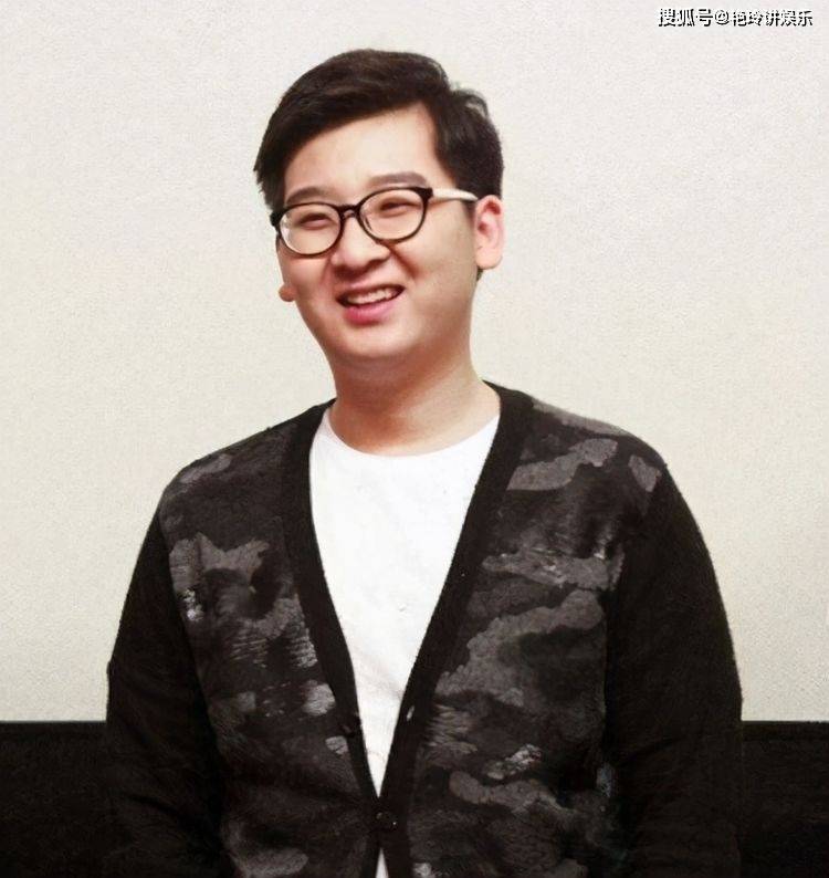 他是郭冬临儿子,曾登台春晚一夜爆红,如今发福秃顶似中年大叔_谢昀杉