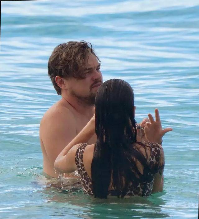 原创45岁莱昂纳多与女友海边度假大秀恩爱挺着大肚腩一副大叔样